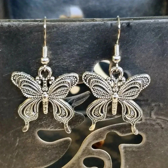 Art Nouveau Victorian Butterfly Dangle Earrings Antiqued Silver Pewter Dotted - Picture 1 of 6